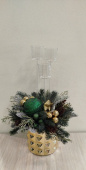 Композиция "Новогодняя с зеленым шаром в золотом кашпо"