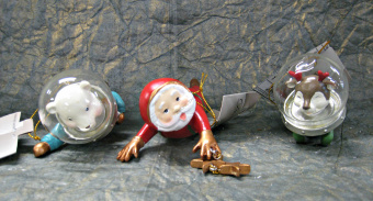 Елочное пластиковое украшение Медведь Олень Санта в космосе, цвет голубой, зеленый, красный, 10, 12 см